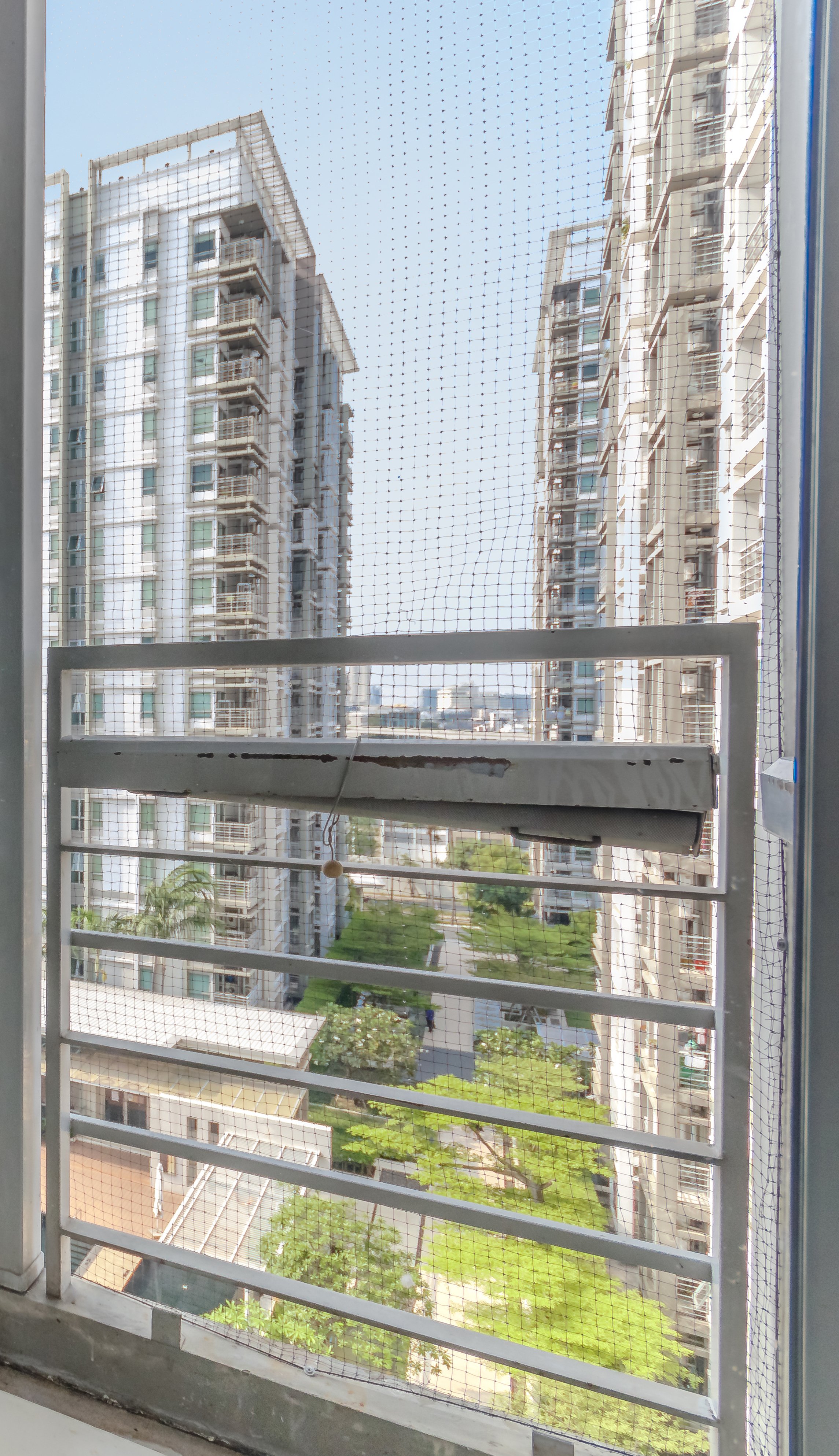 Instalación de malla anti-pájaros en balcón