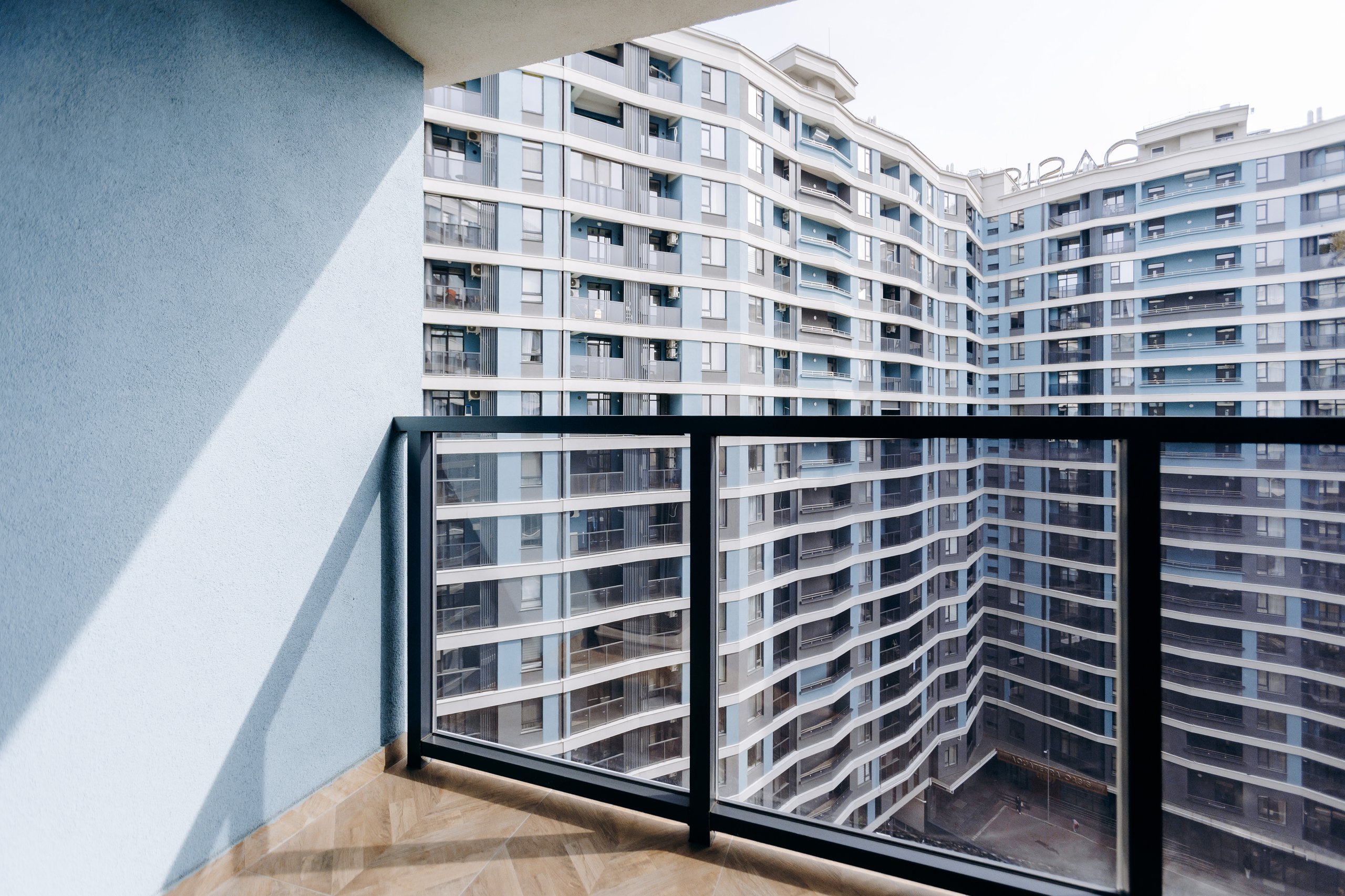 Balcón moderno con malla instalada