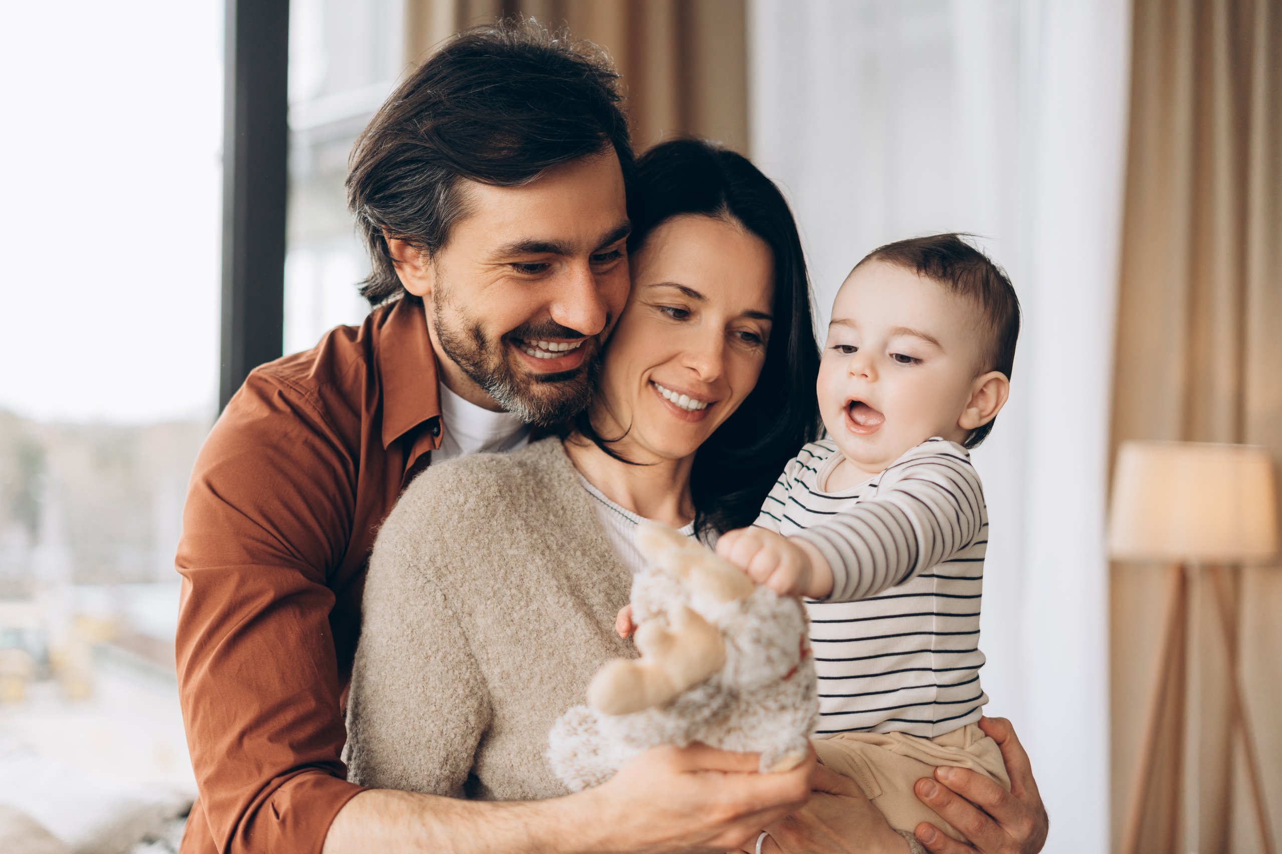 Familia feliz en apartamento seguro