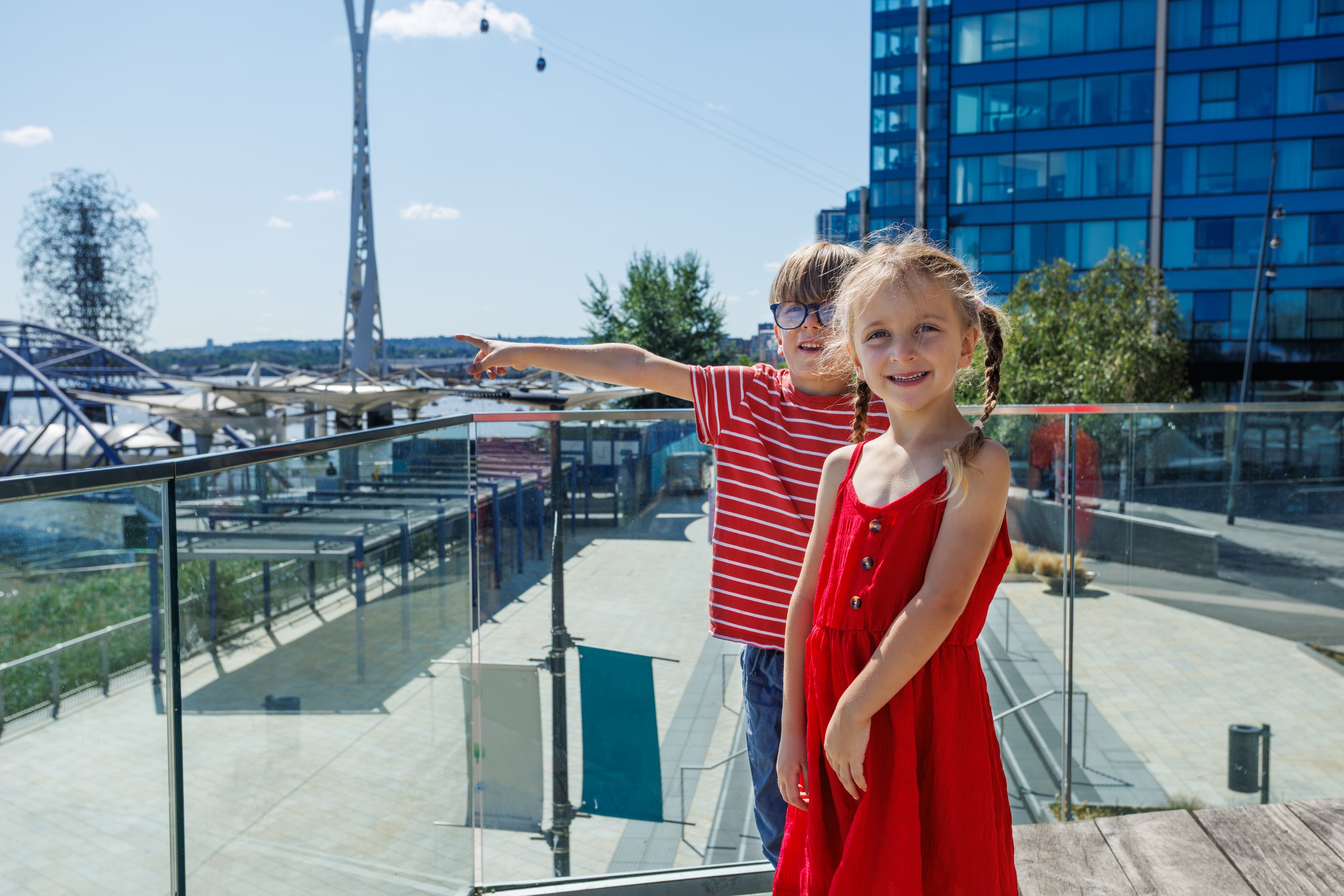 Niños jugando seguros en terraza con malla protectora