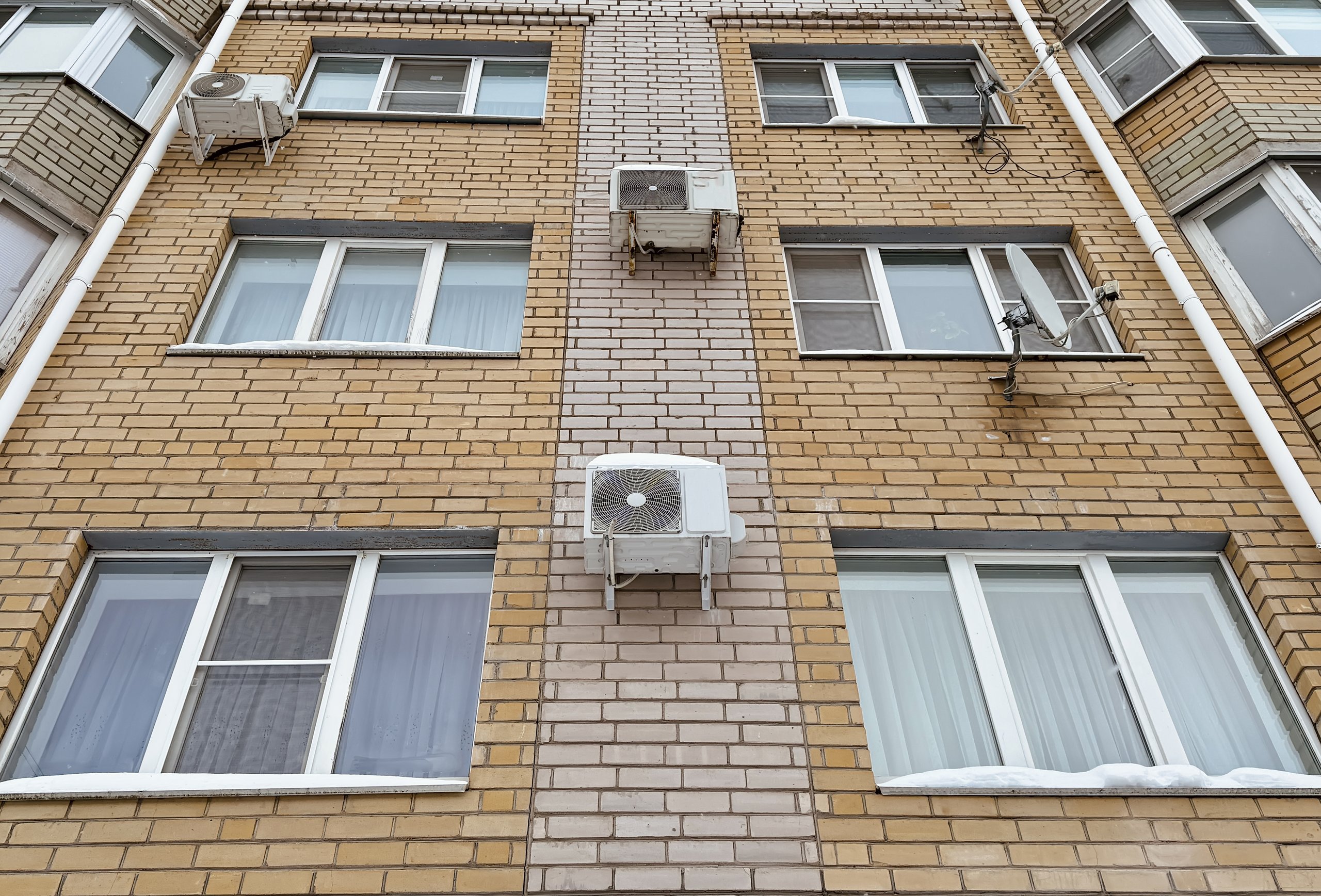 Unidades de aire acondicionado de ventana en edificio